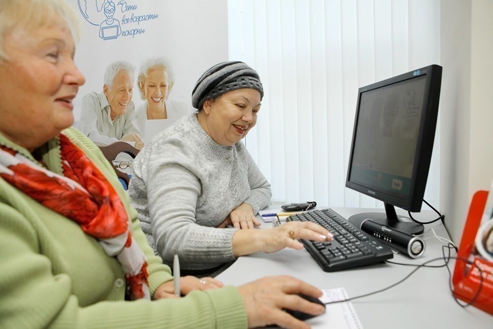 Работа для пенсионеров сегодня. Компьютерная грамотность для пожилых. Школа компьютерной грамотности для пожилых людей. Компьютерная грамотность для старшего поколения. Компьютер для пожилых компьютерная грамотность.